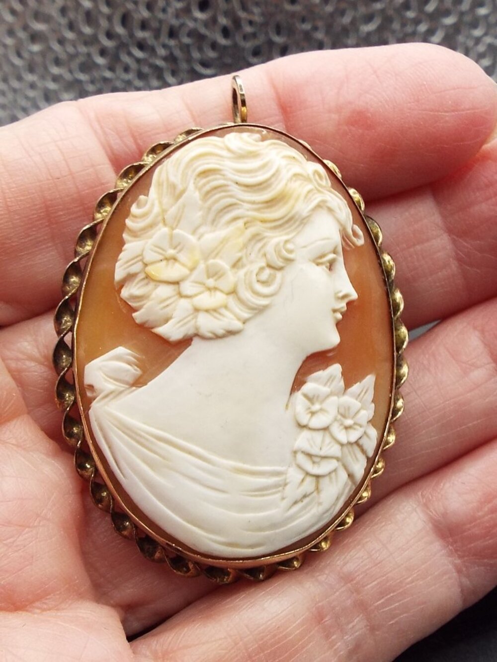 VINTAGE 12K GF HANDCARVED SHELL *NOBLE LADY FLOWERS IN HER HAIR* OVAL CAMEO PIN